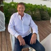 Het vermogen van David Hasselhoff: van miljoenenverslindende hits tot cultheld